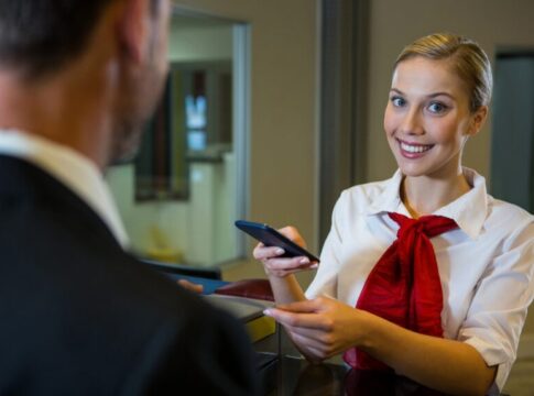 Mobile Technology in Hospitality: Seamless Booking and Mobile Concierge Services