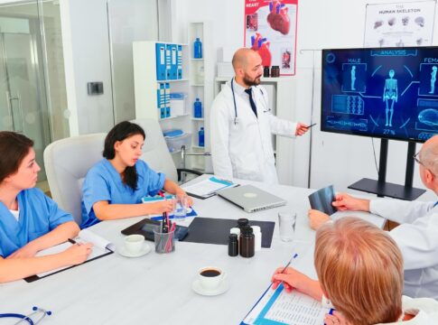 Virtual Reality in Medical Training: Simulating Surgical Procedures and Education